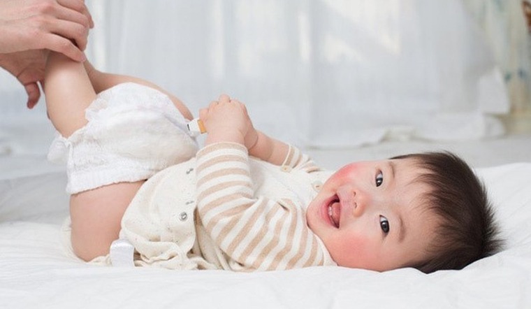 dấu hiệu trẻ bị hăm